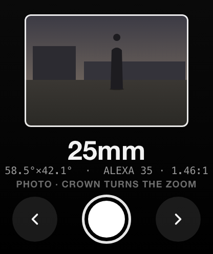 The Apple Watch remote showing the frame, the focal length, the angle it covers and a record button.